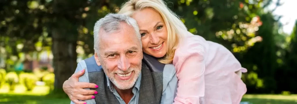 beste datingsites voor 50-plussers - foto lachende vrouw die zijn man knuffelt