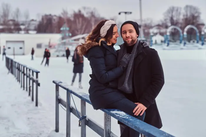 Originele winter date - stel is samen aan het schaatsen