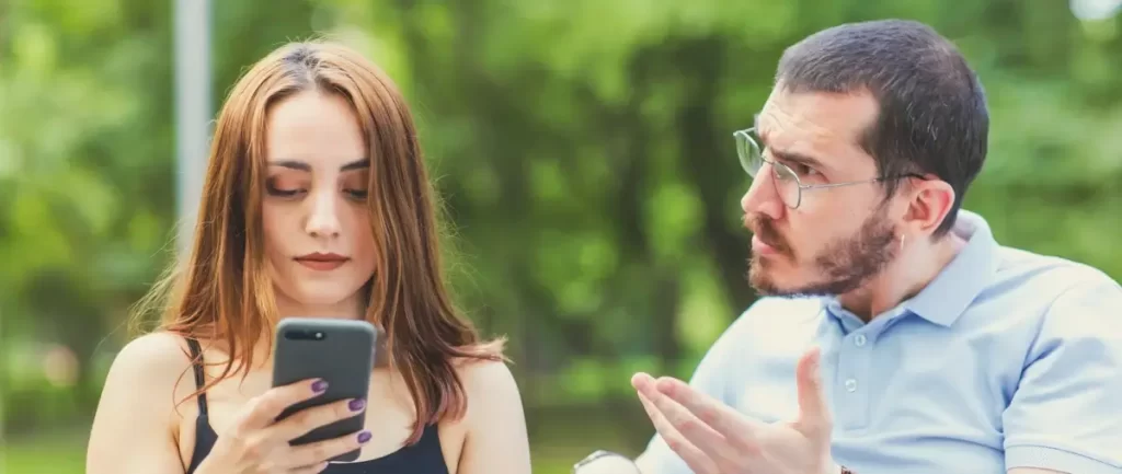 Afknapper voor mannen: Vrouwen die voortdurend op hun telefoon zitten