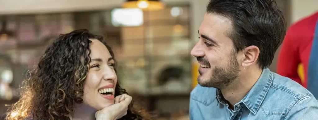 Man en vrouw lachen tijdens hun date