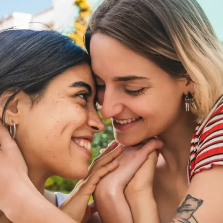 Lesbisch Daten: De Ultieme Gids voor Dating van Lesbische Vrouwen in 2023