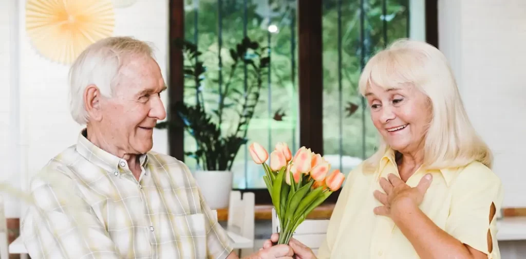 Senioren man geeft bloemen aan zijn date