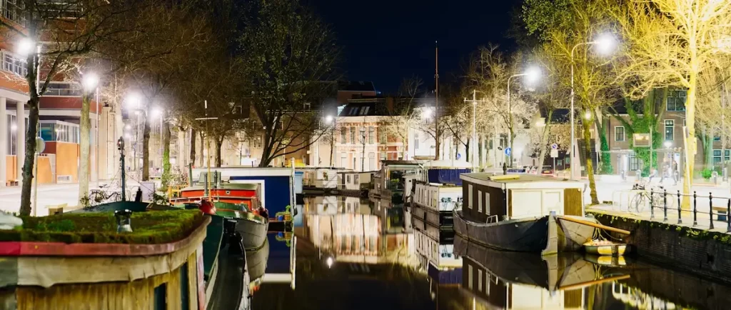 Daten in Groningen - Foto nacht-stadsgezicht-gefotografeerd-nacht-groningen-tijdens-heldere-avond