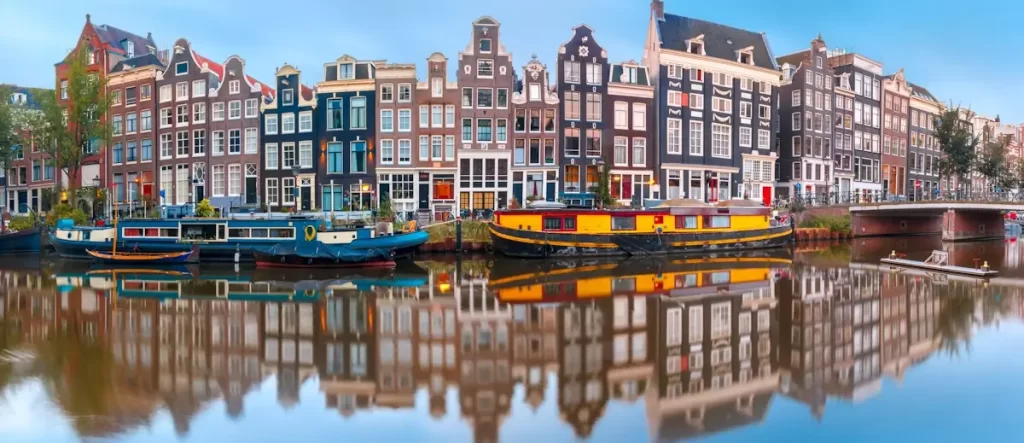 Daten in Noord-Holland - Amsterdamse gracht singel met Nederlandse huizen