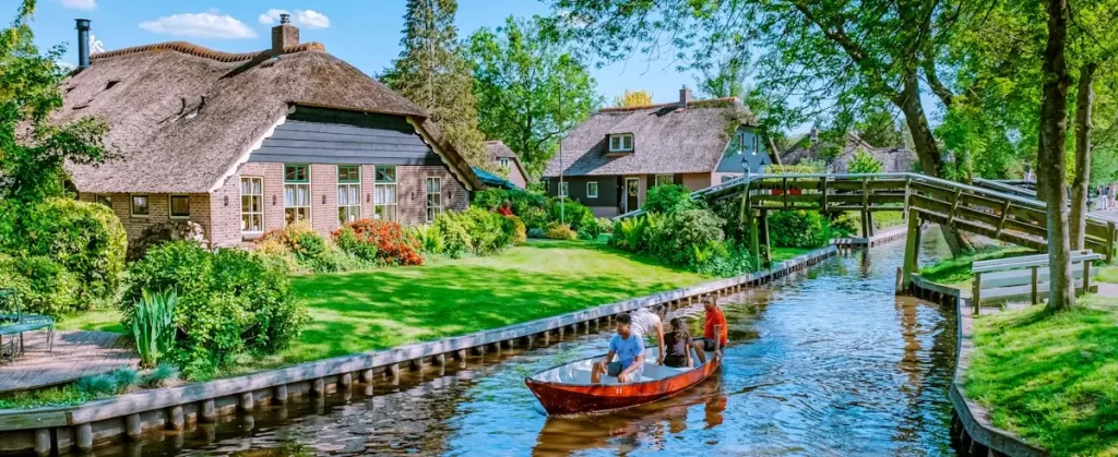 Daten in Overijssel - Giethoorn - kleurrijk dorp met grachten boten met toeristen