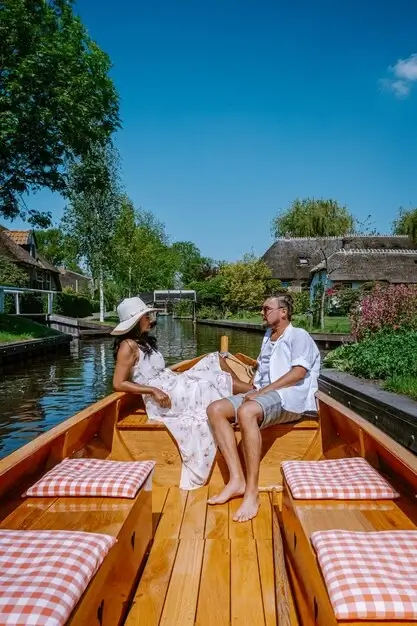 Daten in Overijssel - Romantische bootvaart door Giethoorn