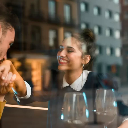 Eerste date begroeting: 10 tips die écht werken voor een goede eerste indruk 