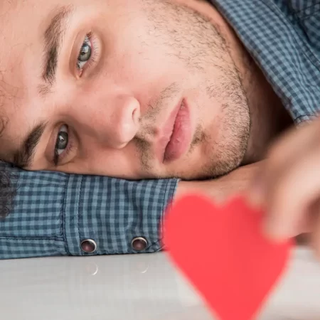 Je zit in een relatie, maar verliefd op een ander: Tips om ermee om te gaan